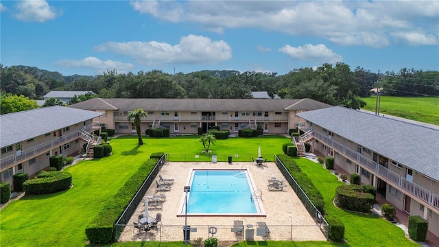 view of swimming pool featuring a yard