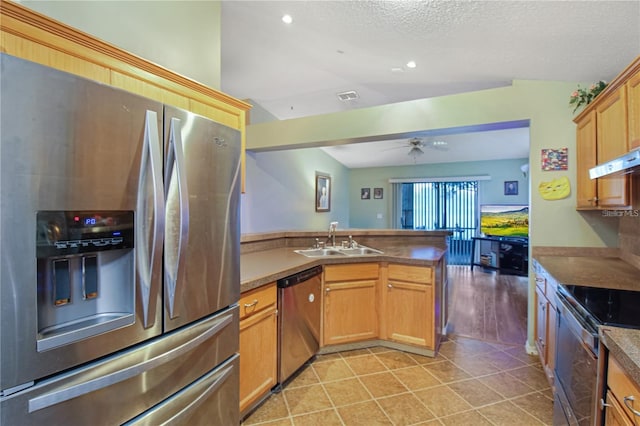 kitchen with visible vents, a peninsula, light tile patterned flooring, stainless steel appliances, and a sink