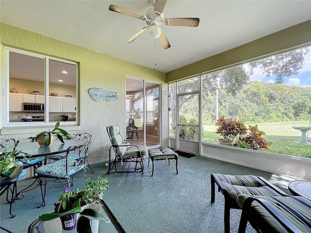 sunroom with ceiling fan