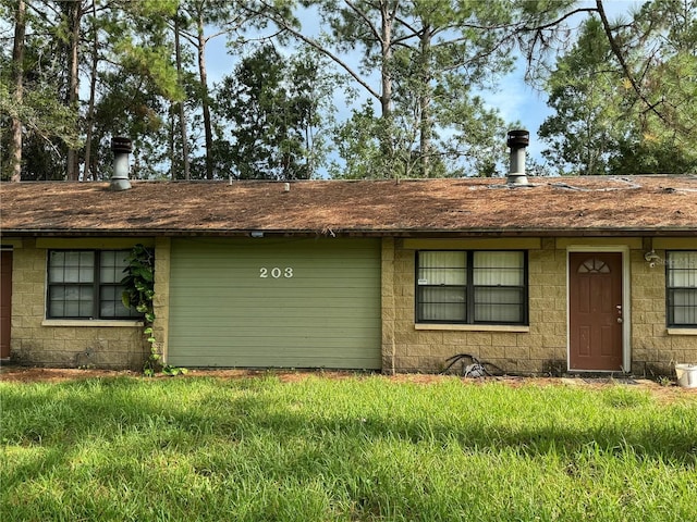 view of front facade featuring a front lawn