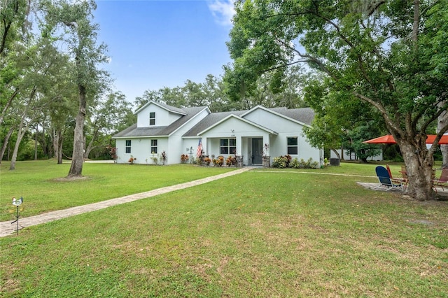 view of front facade with a front yard