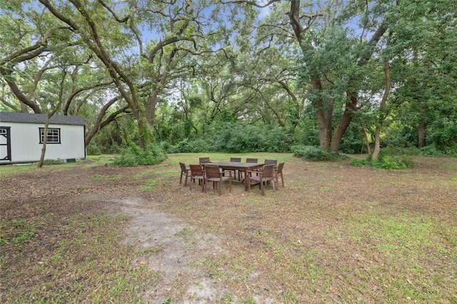 view of yard featuring an outdoor structure