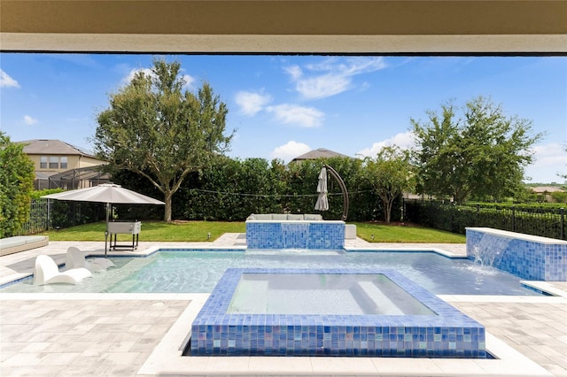 view of pool featuring an in ground hot tub and pool water feature