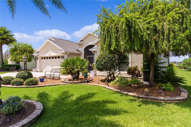 view of front facade featuring a front lawn and a garage