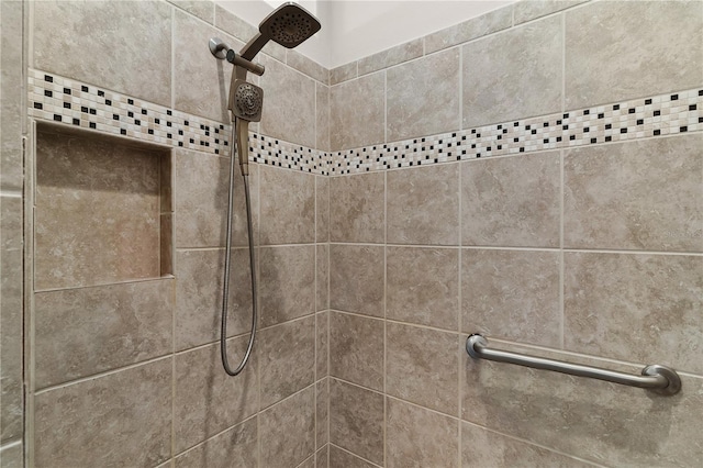 room details featuring a tile shower