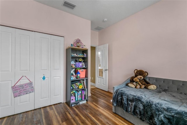 bedroom featuring dark hardwood / wood-style floors and a closet