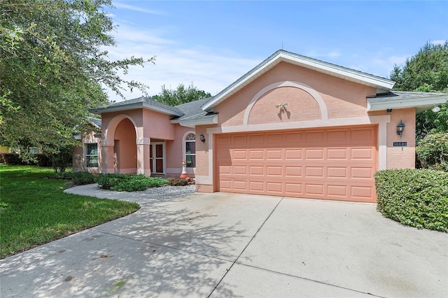 view of front of house featuring a front lawn and a garage