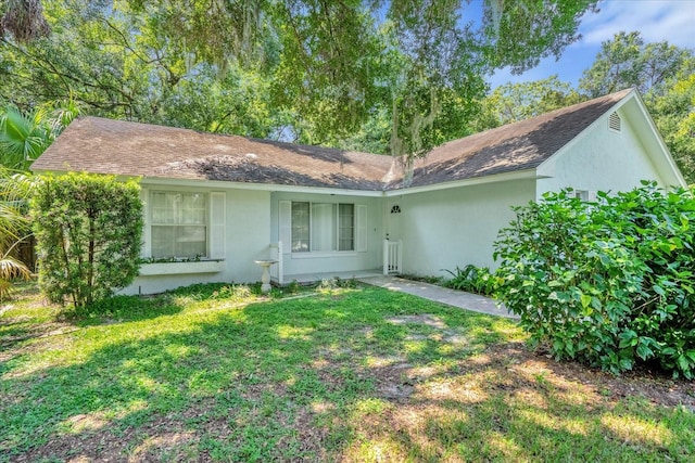 ranch-style house featuring a front yard