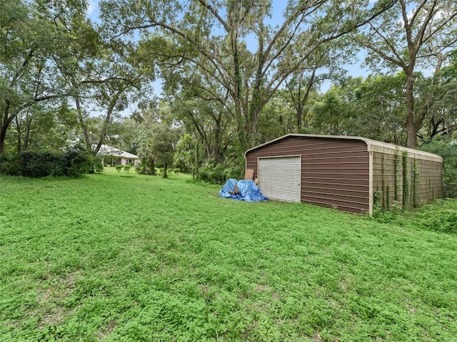 view of yard with an outdoor structure and a garage