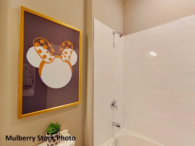 bathroom with tiled shower / bath combo