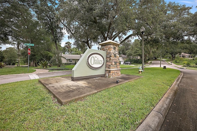 community sign with a yard