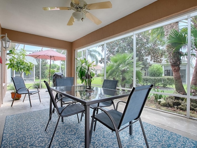 sunroom with ceiling fan