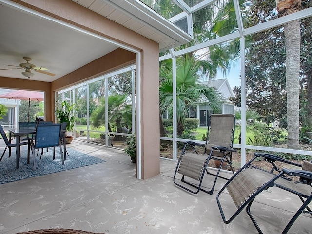 sunroom / solarium featuring a ceiling fan