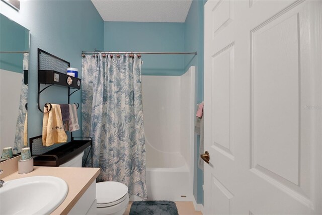 32915 Crooked Oaks Ln, Leesburg, FL 34748 - bathroom featuring shower / tub combo, toilet, vanity, and a textured ceiling