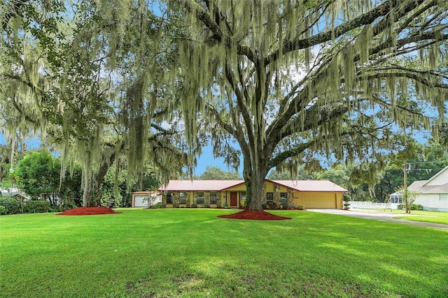 view of front of property featuring a front yard