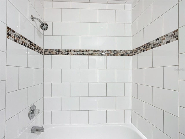 bathroom with tiled shower / bath