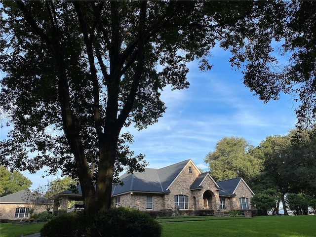 view of front facade with a front yard