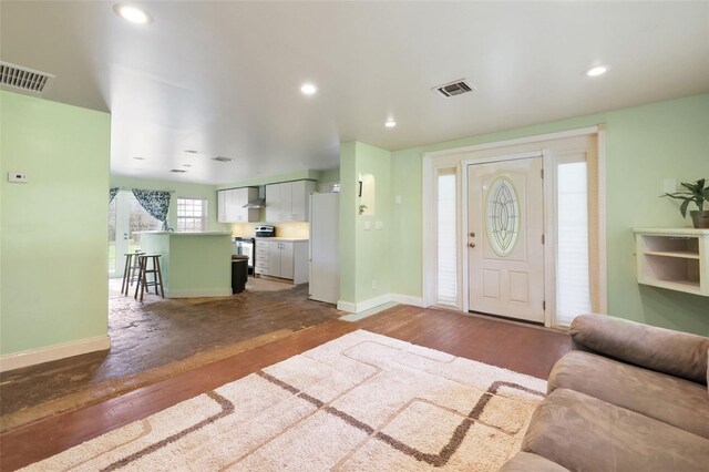 foyer featuring recessed lighting, visible vents, baseboards, and hardwood / wood-style flooring