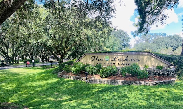 community sign with a yard