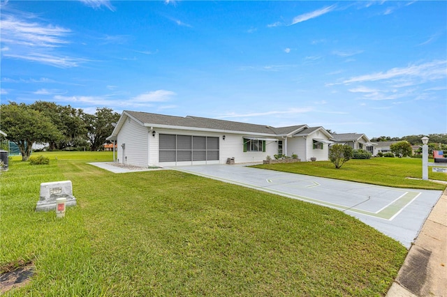 single story home with a front lawn