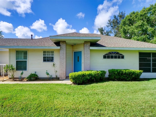 single story home featuring a front lawn