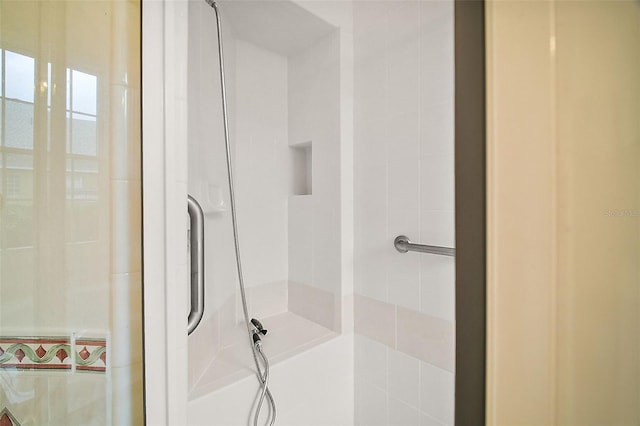 bathroom featuring tiled shower