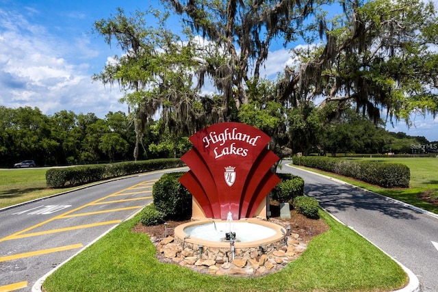 community sign with a lawn