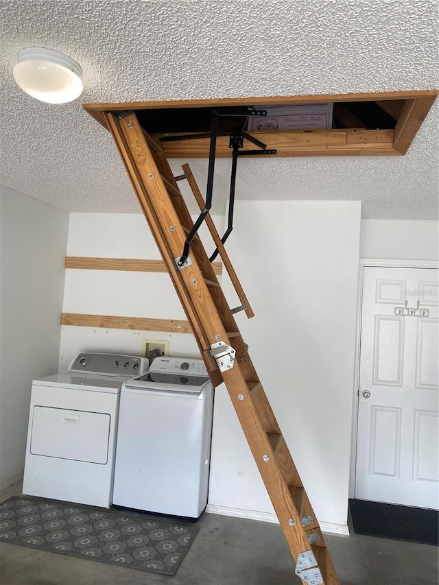 clothes washing area featuring a textured ceiling and independent washer and dryer