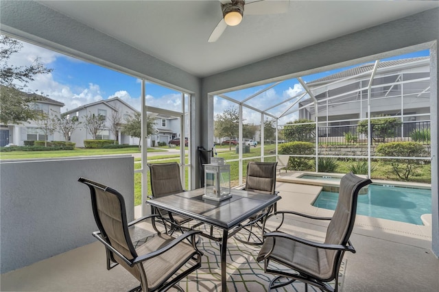 sunroom with ceiling fan