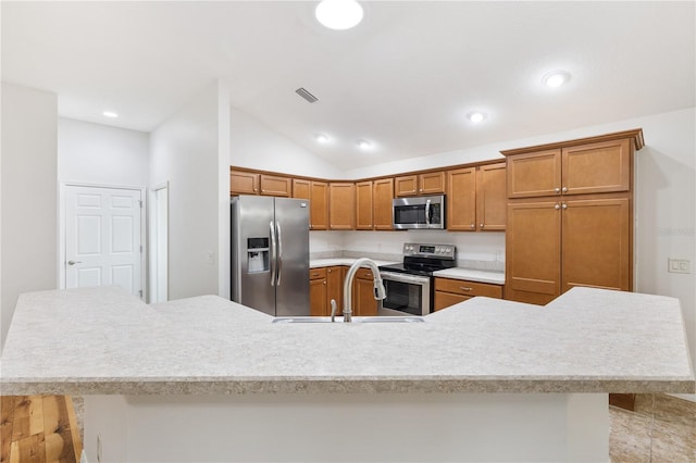 kitchen featuring stainless steel appliances, a kitchen island, sink, a breakfast bar, and lofted ceiling