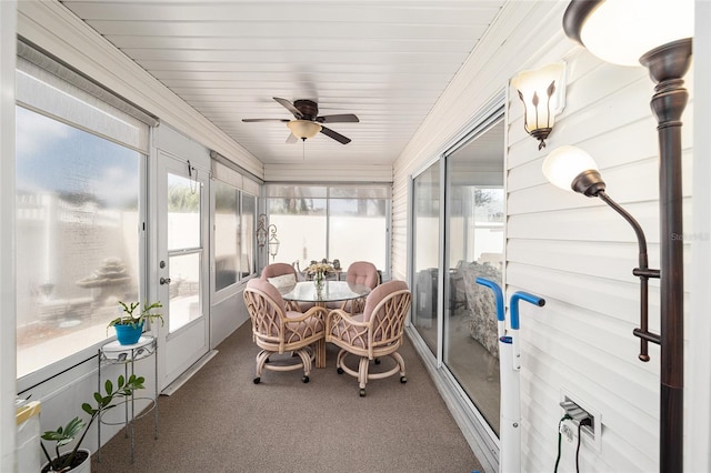 sunroom with ceiling fan