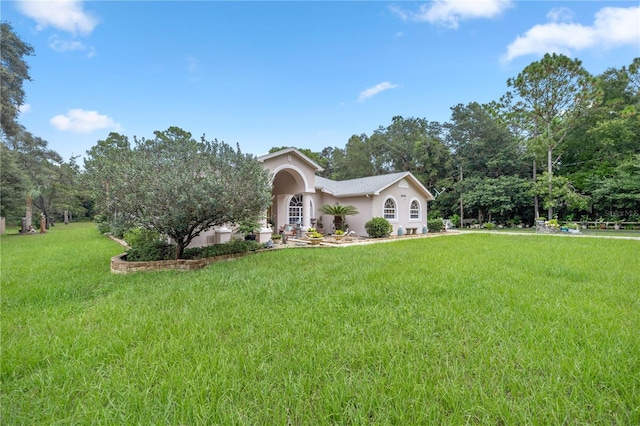 view of front of property with a front yard