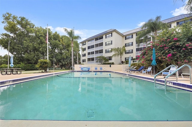 view of swimming pool