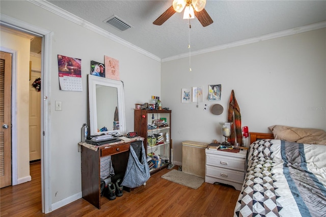 bedroom with crown molding, a textured ceiling, hardwood / wood-style floors, and ceiling fan