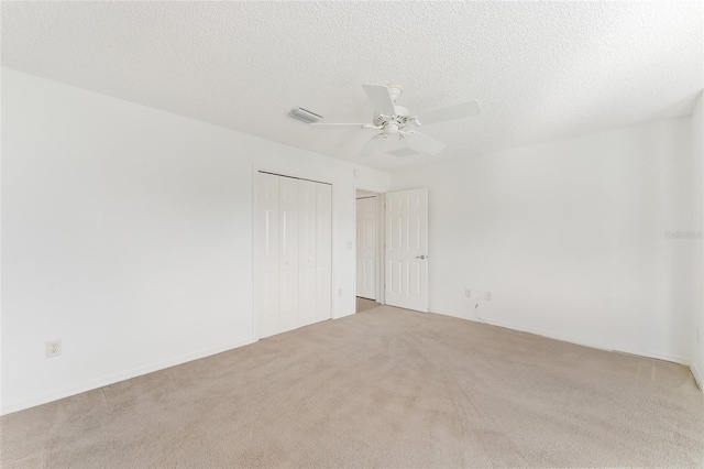 carpeted empty room with a textured ceiling and ceiling fan