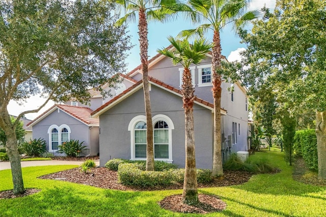 view of front facade featuring a front yard