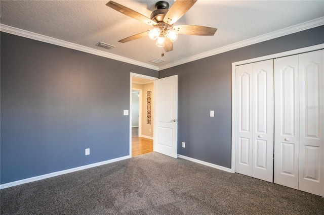 unfurnished bedroom featuring carpet floors, a closet, ornamental molding, and ceiling fan