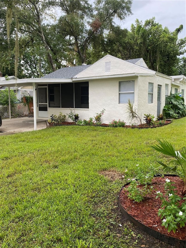 view of front of home featuring a carport and a front yard