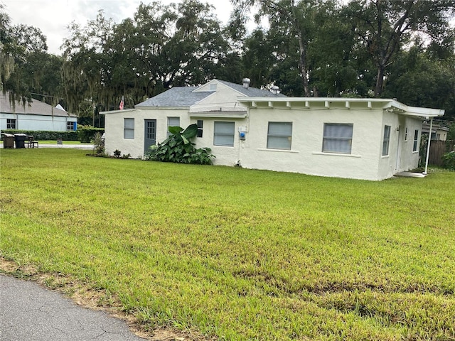 view of front of house featuring a front lawn