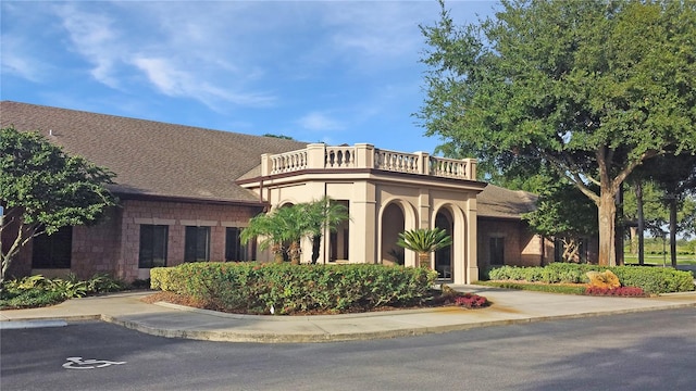 view of front of home featuring a balcony