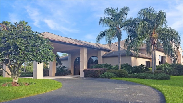 view of front of home with a front lawn