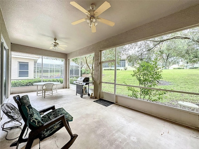 sunroom with ceiling fan