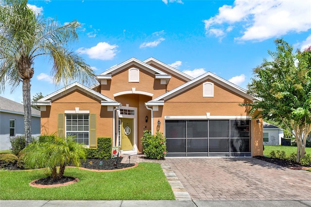 view of front of property featuring a front yard and a garage