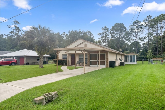 view of front of property featuring a front lawn