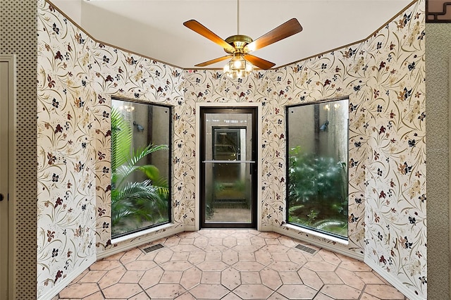 empty room with ceiling fan