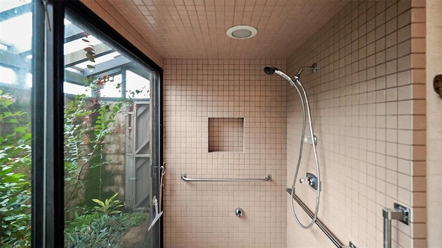 bathroom featuring tiled shower