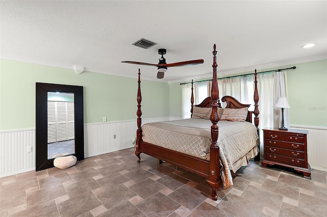 bedroom with ceiling fan and a barn door