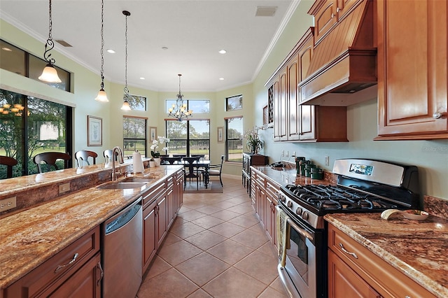 kitchen with stainless steel appliances, an inviting chandelier, sink, hanging light fixtures, and custom range hood