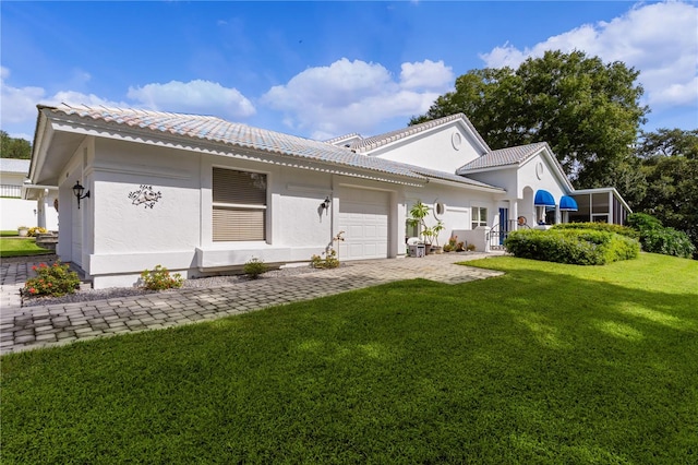 view of front of home featuring a garage and a front yard