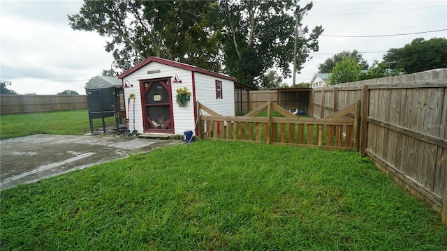 view of yard with a storage unit